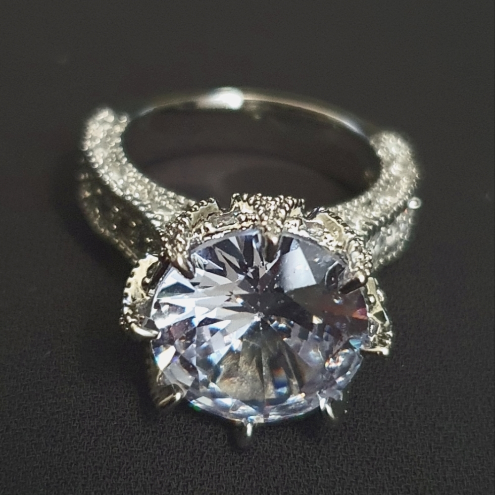 Fabulous Sparkling Large Round Diamond Ring